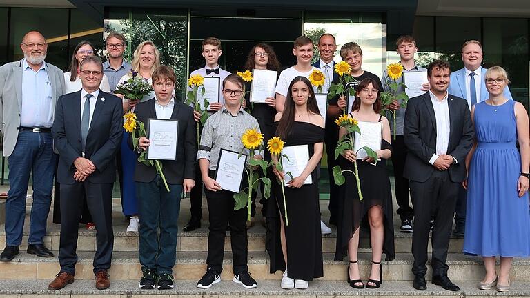 Abschlussbild der Grabfeld-Mittelschule Bad Königshofen. Das Foto zeigt von links (hintere Reihe) stellvertretender Schulverbandsvorsitzender Georg Rath, Monika Schlereth (Sparkasse), André Derleth (3. Bürgermeister Großbardorf), Klassenlehrerin 10aM Tanja Bähr, Meik Klassen 10aM, Toni Günther 9a, Maximilian Dürbeck 9b, sowie den Elternbeiratsvorsitzender Christian Gock, Philipp Düring 9b, Luca Lutz 9b, Rektor Jürgen Seidenzahl. (vorne von links): Bürgermeister und Schulverbandsvorsitzender Thomas Helbling, Johannes Kannegießer 10aM, Tobias Gock 10aM, Laura Suncgereeva 9a, Malina Friedl 9b, Klassenleiter 9a Leo Leonhardt, Klassenlehrerin 9b Martina Brandenstein. Abschlussbild der Grabfeld-Mittelschule Bad Königshofen. Das Foto zeigt von links (hintere Reihe) stellvertretender Schulverbandsvorsitzender Georg Rath, Monika Schlereth (Sparkasse), André Derleth (3. Bürgermeister Großbardorf), Klassenlehrerin 10aM Tanja Bähr, Meik Klassen 10aM, Toni Günther 9a, Maximilian Dürbeck 9b, sowie den Elternbeiratsvorsitzender Christian Gock, Philipp Düring 9b, Luca Lutz 9b, Rektor Jürgen Seidenzahl. (vorne von links): Bürgermeister und Schulverbandsvorsitzender Thomas Helbling, Johannes Kannegießer 10aM, Tobias Gock 10aM, Laura Suncgereeva 9a, Malina Friedl 9b, Klassenleiter 9a Leo Leonhardt, Klassenlehrerin 9b Martina Brandenstein.
