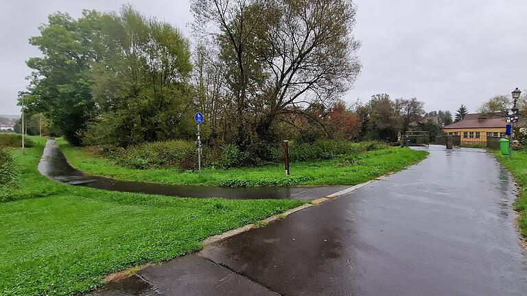 Der Weg beim Sportplatz in Hausen wird bei Hochwasser regelmäßig überflutet.       -  Der Weg beim Sportplatz in Hausen wird bei Hochwasser regelmäßig überflutet.