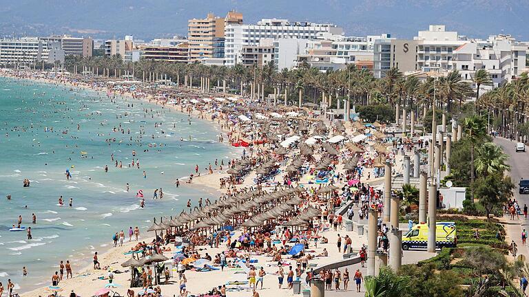 Tourismus auf Mallorca       -  Die beliebte Ferieninsel Mallorca ist längst überlaufen. Das Nachsehen haben die Einwohner, die beispielsweise in Folge der vielen Ferienappartements unter einer Wohnungsnot leiden.