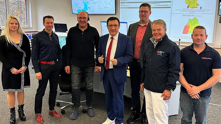 Die Entwicklungen der Notfallrettung waren Hauptthemen eines Gesprächsaustausches zwischen Landtagsvizepräsident Wolfgang Reinhart und Verantwortlichen der Integrierten Leitstelle des Main-Tauber-Kreis. Von links DRK-Geschäftsführerin Anna Deister, Rettungsdienstleiter Christian Meiser, Bernhard Retzbach, Wolfgang Reinhart, Leitstellen-Chef Matthias Hofmann, DRK-Präsident Thomas Haak sowie der stellvertretende Leitstellenchef Sebastian Adler. Die Entwicklungen der Notfallrettung waren Hauptthemen eines Gesprächsaustausches zwischen Landtagsvizepräsident Wolfgang Reinhart und Verantwortlichen der Integrierten Leitstelle des Main-Tauber-Kreis. Von links DRK-Geschäftsführerin Anna Deister, Rettungsdienstleiter Christian Meiser, Bernhard Retzbach, Wolfgang Reinhart, Leitstellen-Chef Matthias Hofmann, DRK-Präsident Thomas Haak sowie der stellvertretende Leitstellenchef Sebastian Adler.