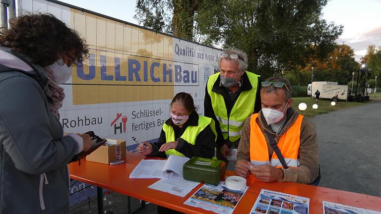 Auch an der Abendkasse gab es bei Bruno Schneyer (Mitte) und seinem Team noch einige Karten.