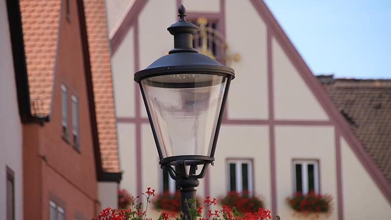 Archivfoto: Eine Straßenlampe in der Altstadt von Gemünden. Viele Kommunen in Main-Spessart tauschen ihre Straßenbeleuchtung gegen LED-Lampen aus, um Strom einzusparen.