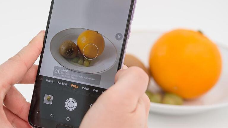 Künstliche Intelligenz Huawei P20 Food-Foto Essen Orange       -  Hier liegt Essbares vor der Linse: Die künstliche Intelligenz moderner Bildbearbeitungsprogramme erkennt Motive und optimiert diese auf Wunsch selbst (Archivbild).