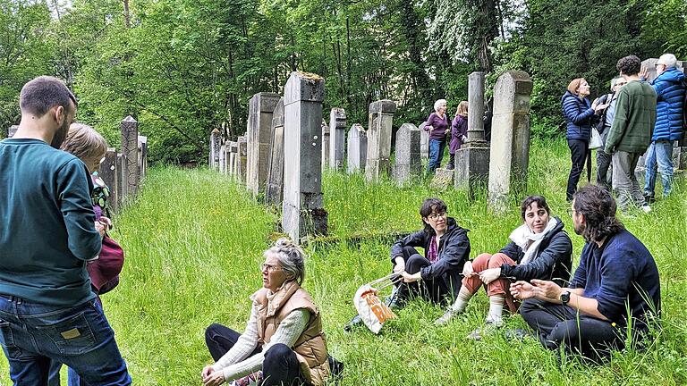 Beim Familientreffen ging es auch auf den jüdischen Friedhof.       -  Beim Familientreffen ging es auch auf den jüdischen Friedhof.