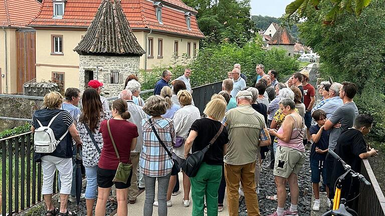 Geschichtsschlendern auf der Stadtpromenade mit Dipl. Restaurator und Stadtrat Sigfried Scheder.