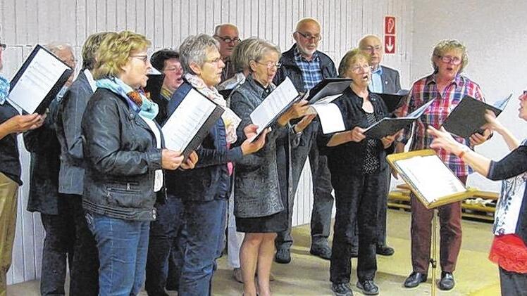 Trat in Minimalbesetzung auf: Der Kirchenchor Sondheim, den Sonja Würll anführte, bereicherte das Maisingen mit geistlichen Liedern.