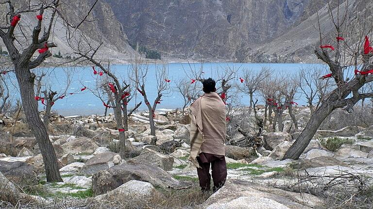 Eine Szene aus dem Film „The Absence of Apricots“, der in Pakistan entstand. Eine Szene aus dem Film „The Absence of Apricots“, der in Pakistan entstand.
