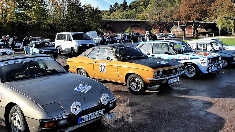 Vor der Kulisse der Alten Mainbrücke in Marktheidenfeld trafen sich die Liebhaber historischer Motorsportfahrzeuge zur „17. DMI-Histo Day+Night Challenge“ des Motorsportclubs Zellingen.