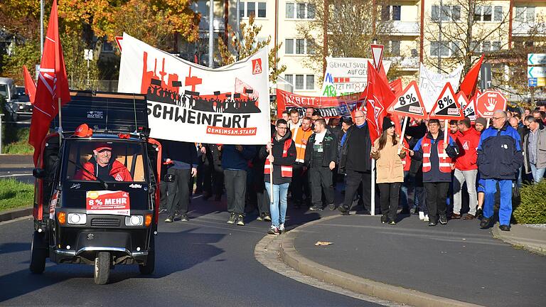 Im Rahmen eines Sternmarsches zogen die Streikenden aus ihren Betrieben zum Ort der Kundgebung.