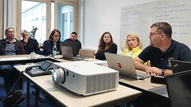 Im Lagezentrum des Landkreises Kitzingen trafen sich die Beteiligten und Experten zu mehreren Besprechungen wegen der Unwetter und Überschwemmungen.