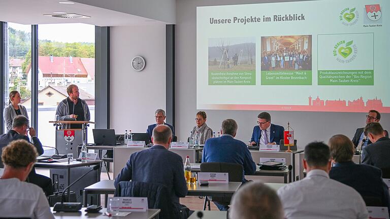 Regionalmanager Stefan Fiedler und Regionalmanagerin Manuela Schnurr stellten die aktuellen Projektschwerpunkte der Bio-Musterregion Main-Tauber-Kreis in der Sitzung des Verwaltungs- und Finanzausschusses vor.