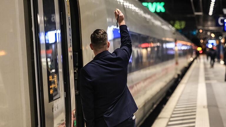 Mitarbeiterbefragung bei der Deutschen Bahn       -  Trotz der schwierigen Lage geben die Bahn-Beschäftigten ihr Bestes. (Archivbild)