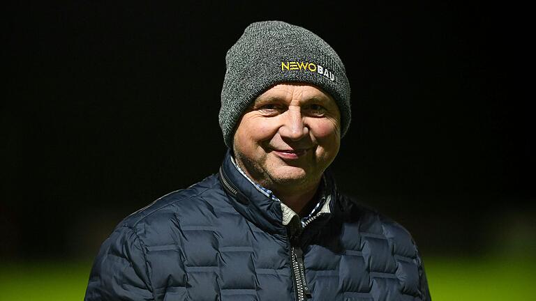 Er glaubt an Trainer Oliver Kröner und seine DJK Dampfach: Teammanager Bernd Riedlmeier will den Klassenerhalt in der Landesliga Nordwest schaffen.