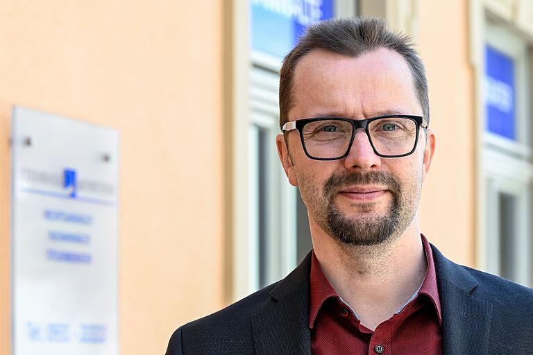 Dr. Alexander Lang, Fachanwalt für Medizinrecht aus Würzburg, vertritt immer wieder Patienten, die an einem gesundheitlichen Schaden leiden und einen Behandlungsfehler vermuten.