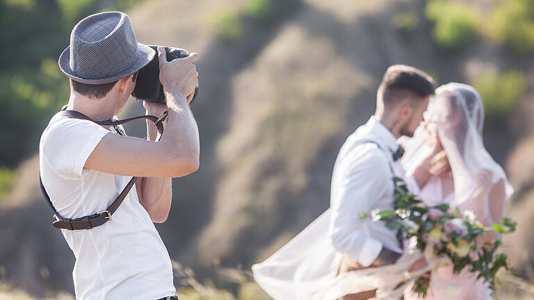 Hochzeitsfotograf       -  Der Hochzeitsfotograf ist für viele Paare ein wichtiger Teil ihrer Feier. Deshalb sollten sich künftige Eheleute vorher über ein paar Fragen einig sein.