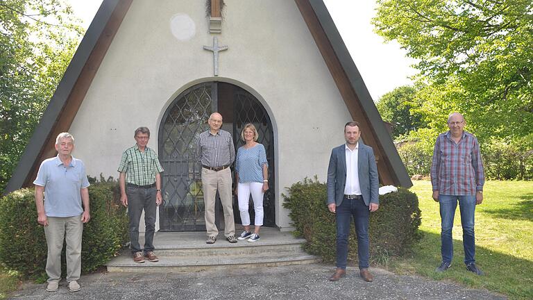 Ein Bild zum Abschied: Robert Mantel (Mitte), Mitglied des Stiftungsrates und Geschäftsführer der Stiftung, mit Ehefrau Edeltraud und den beiden Kollegen des Gremiums Dieter Stühler (von links) und Roland Schmitt sowie Bürgermeister Stefan Rottmann und Kurt Mantel, Mitarbeiter der Gemeindekämmerei vor der Johanneskapelle in Reichmannshausen, wo die Stifter Dres. Lore und Robert Hofmann ihre letzte Ruhestätte fanden.