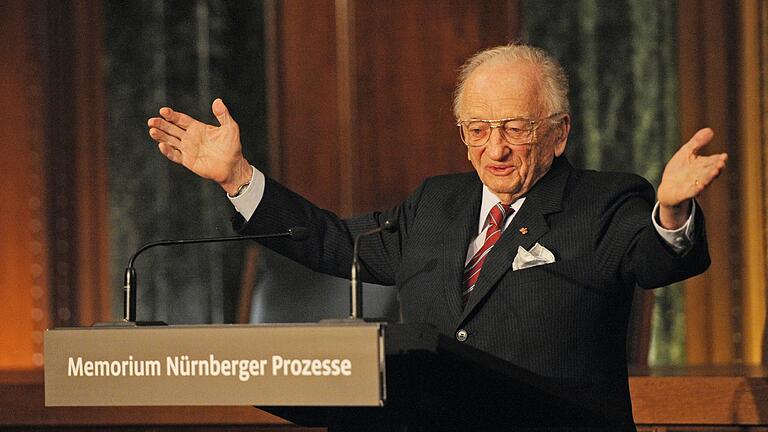 Die Archivaufnahme zeigt Benjamin Ferencz in Nürnberg&nbsp; 2010 bei der Eröffnung des Memoriums Nürnberger Prozesse. Er steht im berühmten Schwurgerichtssaal 600, wo er einer der Chefankläger war. Am Montag, 9. November, erscheint die Biografie des 100-Jährigen.&nbsp;&nbsp;