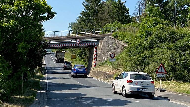 Zwei Wochen Vollsperrung von Mitte bis Ende Juli: Von der Bahnbrücke in Stockheim bis zum Aussiedlerhof Richtung Ostheim wird auch die B 285 zur Baustelle.