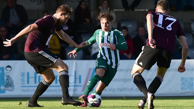 Der Abgang von Kevin Lormehs zum Landesligisten FC Fuchsstadt schmerzte den SV Riedenberg. Umso willkommener war die Verpflichtung von Tim Stecklein (Bildmitte). Eine Art Königstransfer, schließlich spielte der Youngster in der vergangenen Saison ...       -  Der Abgang von Kevin Lormehs zum Landesligisten FC Fuchsstadt schmerzte den SV Riedenberg. Umso willkommener war die Verpflichtung von Tim Stecklein (Bildmitte). Eine Art Königstransfer, schließlich spielte der Youngster in der vergangenen Saison mit dem TSV Großbardorf in der Bayernliga .