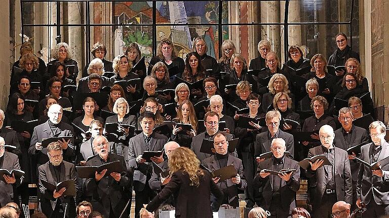 Unter der Leitung von Kirchenmusikdirektorin Andrea Balzer musizieren die Kantorei St. Johannis, Orchester und Solisten.