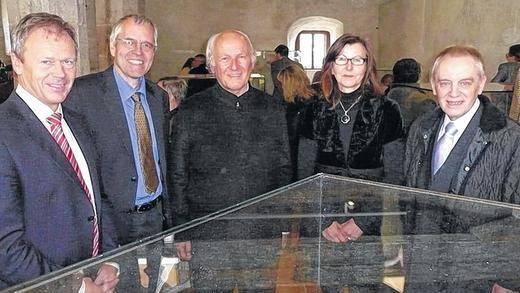 Illustre Gästeschar: Zur Eröffnung der Pilotausstellung konnten Ulrich Großmann (Zweiter von links) und Bürgermeisterin Anita Schwarz (Zweite von rechts) auch Thomas Müller (links), Claus Hipp (Mitte) und Hans-Peter Schmidt begrüßen.