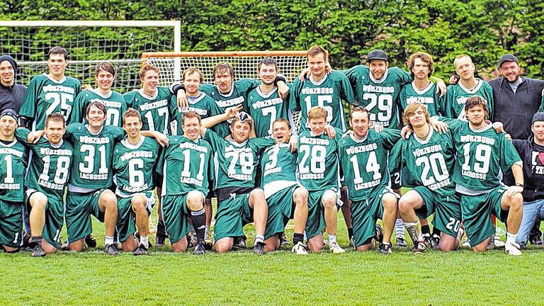 Meisterlich: Das Lacrosse-Team der SG Würzburg/Erlangen mit (stehend von links): Felix Blersch, Anton Raiser, Adrian Tamm, Alexander Müssig, Andreas Beck, Florian Pinzner, Manuel Häußler, Thomas Niepel, Robert Hofmockel, Christoph Link, Sebastian Esche, Martin Süß, Christian Heitmann, Philipp Beck, Ovi Jiménez Martín, Steffen Jakel; (kniend von links): Moritz Klett, Gerd Kaiser, Marco Moser, Sebastian Rödig, Matthias Stolte, Mathis Dollinger, Peter Wittmann, Markus Heß, Patrick Feeney, Lukas Gabel, Charly Kusch und Philipp Uebe. Es fehlt: Johannes Pfundt.