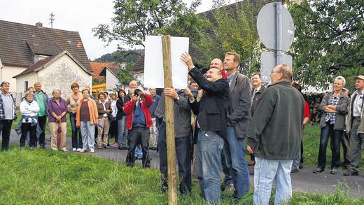 &bdquo;Historischer Erfolg&ldquo;: Die Aufhebung des großen Wasserschutzgebiets Hofstetten-West für die ungenutzten Brunnen der Fernwasserversorgung Mittelmain feierte die Bürgerinitiative Wasser mit einer Flurbegehung, bei der sie auch ihre Protestschilder abmontierte.