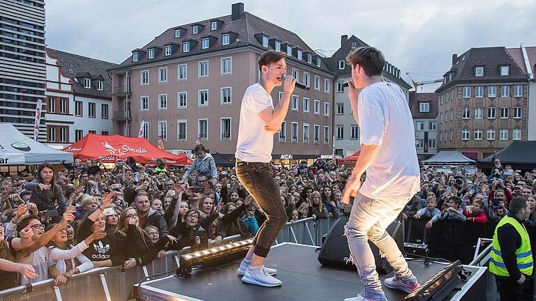 Die Brüder Heiko und Roman Lochmann vom Musik- und Comedy-Duo &bdquo;Die Lochis&ldquo; zogen am Samstagabend viel Publikum an die Stadtfestbühne von Radio-Gong-Bühne am Marktplatz.