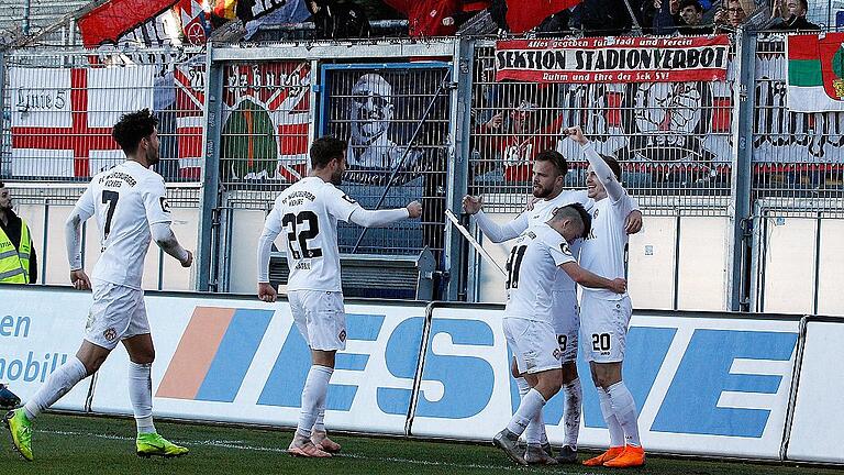 Fussball, 3. Liga, SV Wehen Wiesbaden - FC Würzburger Kickers       -  Würzburger Siegesfreude: (von links) Fabio Kaufmann, Daniel Hägele, Torschütze Orhan Ademi, Patrick Göbel und Patrick Breitkreuz bejubeln vor dem Gäste-Fanblock das 2:0.