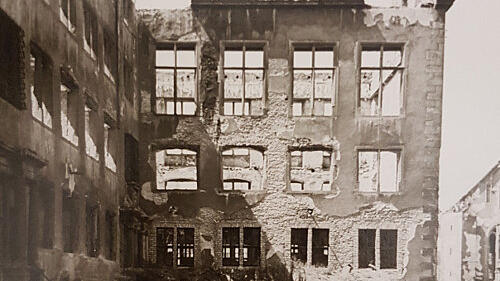 Total ausgebrannt und völlig zerstört: Der traurige Rest der Uni-Bibliothek nach dem 16. März 1945.