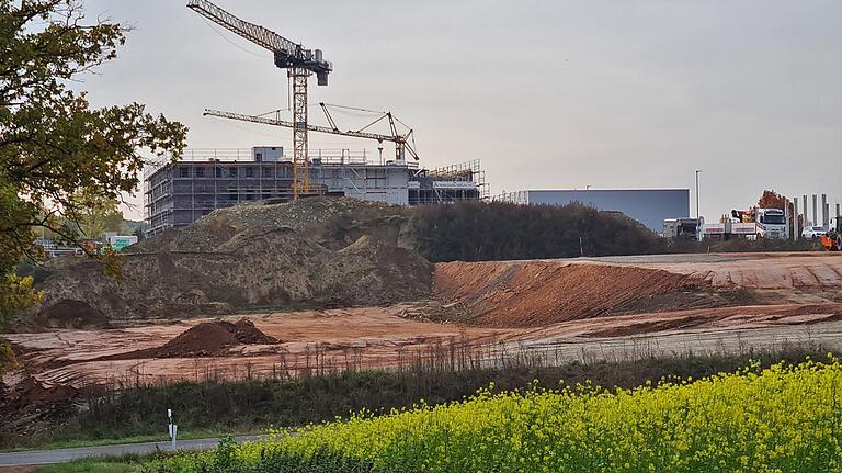 Da das von Andrea Mehlig erworbene Baugelände im Anschluss an die Schleehofstraße zur WÜ 21 nach Oberdürrbach unmittelbar am Waldrand immens abfiel, erfolgte hier zur Baureifmachung in den letzten Wochen eine Geländeauffüllung von 20 000 Kubikmeter.