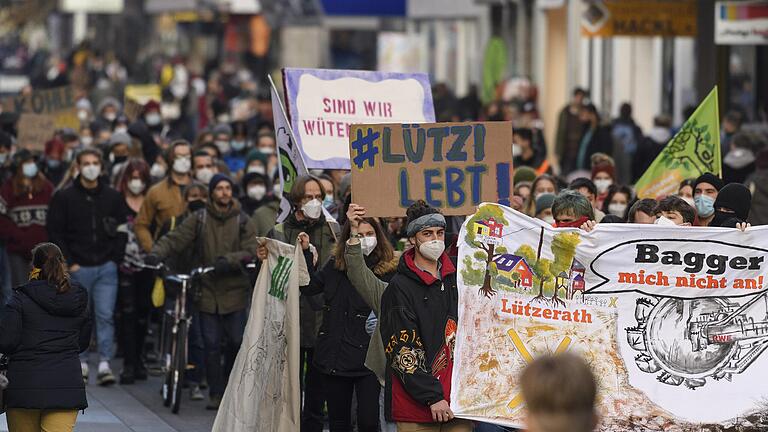 Um die 100 überwiegend junge Menschen demonstrierten am Samstag in der Würzburger Innenstadt gegen die Ausweitung des Braunkohleabbaus in Lützerath.