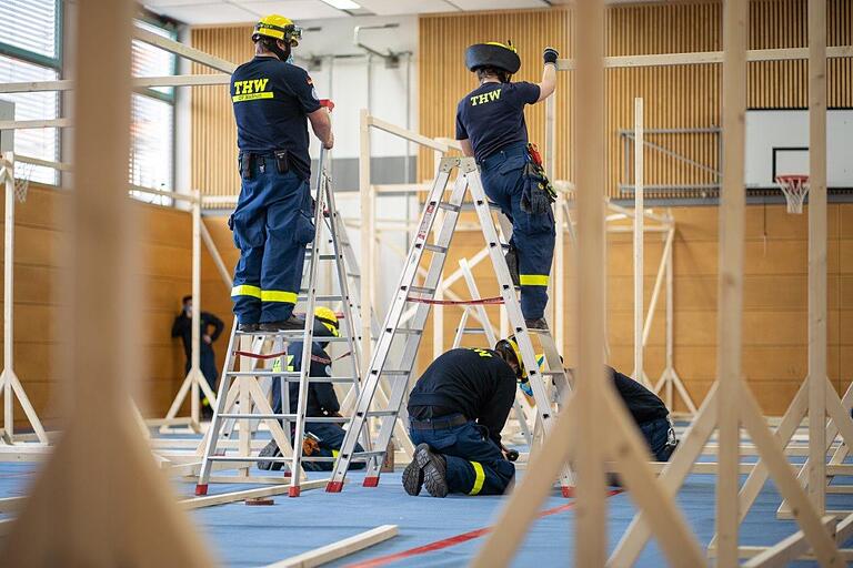 Das THW stellt die Zwischenwände in der Sporthalle auf. Hier soll vorläufig Platz für 50 Geflüchtete sein.