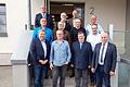 Das Bild zeigt die Geehrten für 25-jährige, 40-jährige und 50-jährige Tätigkeit als Feldgeschworener mit den Behördenvertretern. Ganz rechts: 1. Vorsitzender Matthias Liebst.