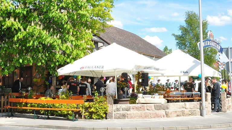 Das 'Hofheimer Wirtshäusle' hat am Samstag seinen Betrieb aufgenommen. Passend dazu war in den Haßbergen an diesem Tag bestes Biergarten-Wetter. Das 'Hofheimer Wirtshäusle' hat am Samstag seinen Betrieb aufgenommen. Passend dazu war in den Haßbergen an diesem Tag bestes Biergarten-Wetter.