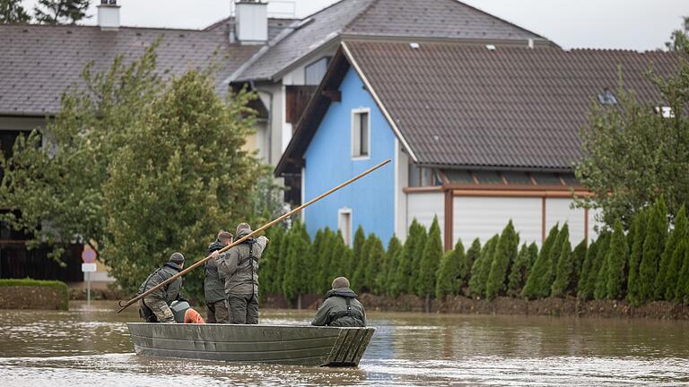 Hochwasser in Österreich - „Melker Pioniere” des österreichischen Bundesheeres sind in Niederösterreich im Hochwassereinsatz. Hochwasser in Österreich - „Melker Pioniere” des österreichischen Bundesheeres sind in Niederösterreich im Hochwassereinsatz.