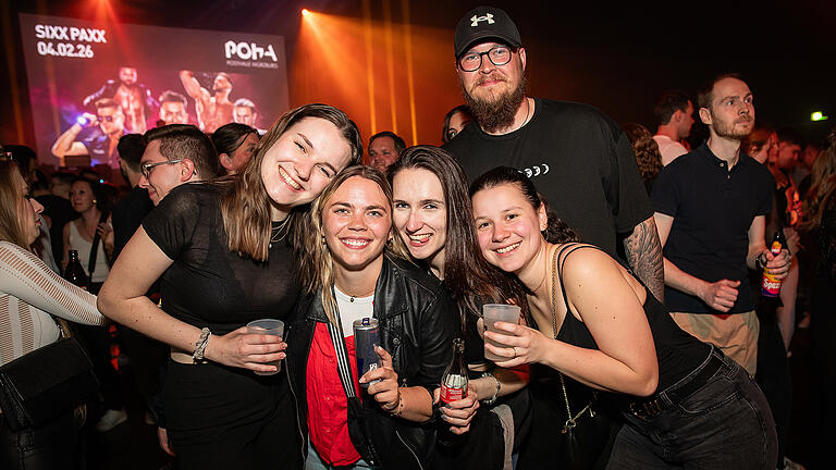 Viele Feierlustige besuchen am Samstag 19.04.25 die 90er vs 2000er Party in der Posthalle in Würzburg.