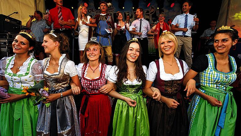Hoheitliche Schunkelrunde: Bei der offiziellen Weinfesteröffnung am Samstagabend herrschte sichtlich gute Laune beim Weinadel der Region. Hoheitliche Schunkelrunde: Bei der offiziellen Weinfesteröffnung am Samstagabend herrschte sichtlich gute Laune beim Weinadel der Region.