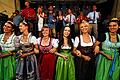 Hoheitliche Schunkelrunde: Bei der offiziellen Weinfesteröffnung am Samstagabend herrschte sichtlich gute Laune beim Weinadel der Region.