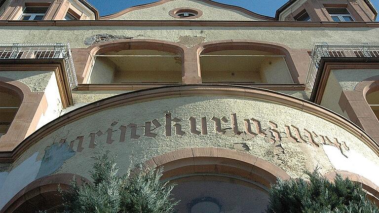 Marinekurlazarett       -  Die Deutsche Rentenversicherung Baden-Württemberg hat als Eigentümer des Marinekurlazaretts erneut versucht, sich den Abriss des Gebäudes an der Kurhausstraße genehmigen zu lassen. Stadt und Denkmalschutz haben aber abgelehnt.