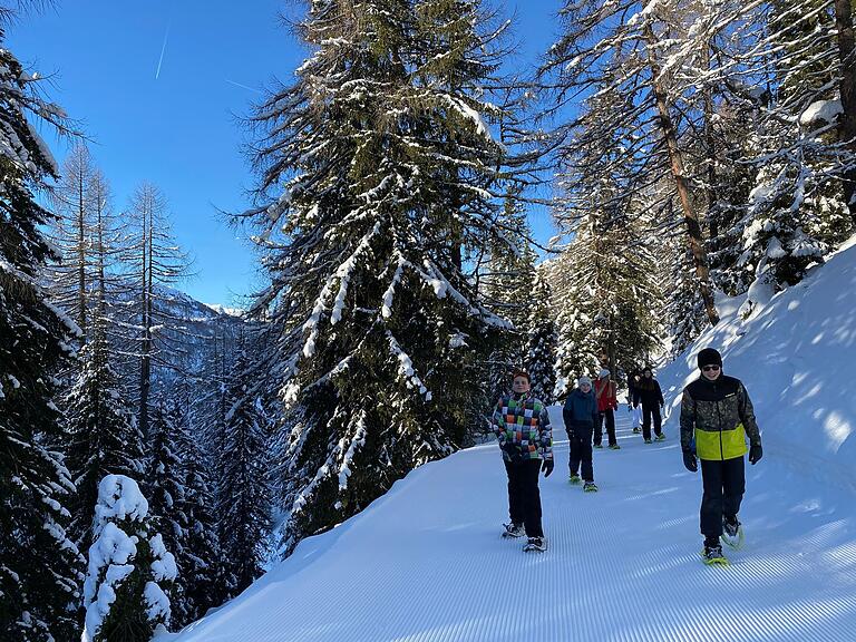 Beim Schneeschuhwandern führten die Routen durch dick verschneite Wälder.