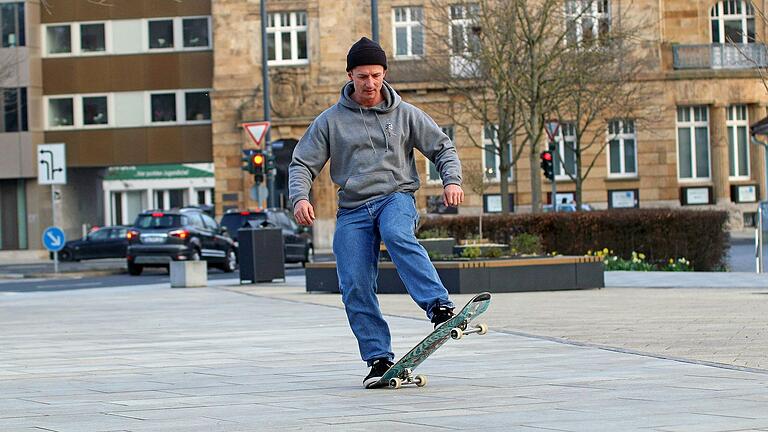 Stefan Albert auf seinem Skateboard.