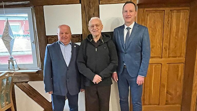 Dem ältesten Bürger von Kirchlauter, Erwin Thomas, überbrachten auch Bürgermeister Karl-Heinz Kandler (links) und der stellvertretende Landrat Michael Ziegler die Glückwünsche. Dem ältesten Bürger von Kirchlauter, Erwin Thomas, überbrachten auch Bürgermeister Karl-Heinz Kandler (links) und der stellvertretende Landrat Michael Ziegler die Glückwünsche.