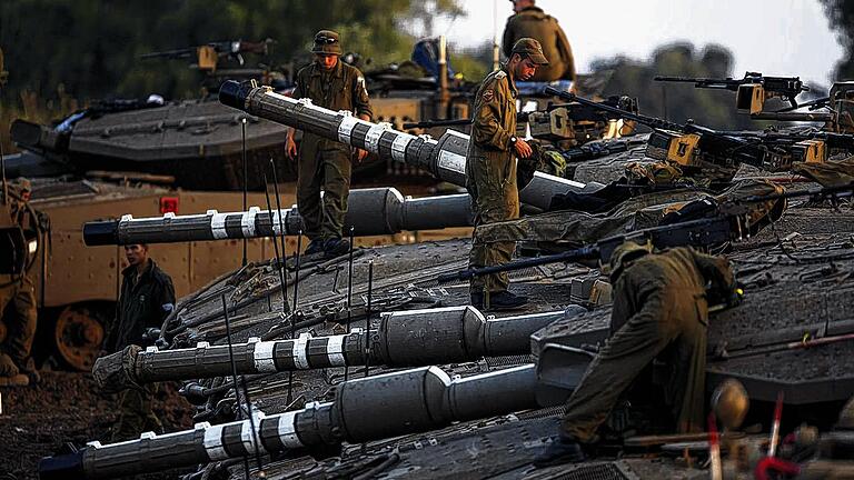 Auf den Golanhöhen: Israelische Soldaten mit ihren Panzern.