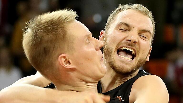 Basketball, easyCredit BBL, FC Bayern Muenchen Basketball - s.Oliver Wuerzburg - Komm in meine Arme: Würzburgs Felix Hoffmann (rechts) herzt in München seinen Teamkollegen Robin Benzing. Gegen den FC Bayern gelang dem Team von Dirk Bauermann ein sensationeller Sieg. Basketball, easyCredit BBL, FC Bayern Muenchen Basketball - s.Oliver Wuerzburg - Komm in meine Arme: Würzburgs Felix Hoffmann (rechts) herzt in München seinen Teamkollegen Robin Benzing. Gegen den FC Bayern gelang dem Team von Dirk Bauermann ein sensationeller Sieg.