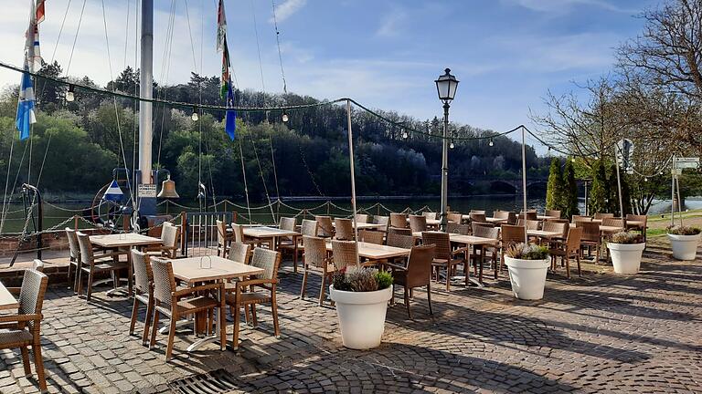 Eigentlich hätte im Marktheidenfelder Café de Mar die Saison bei bestem Wetter begonnen. Die Coronakrise sorgt jedoch im ganzen Land für leere Tische.