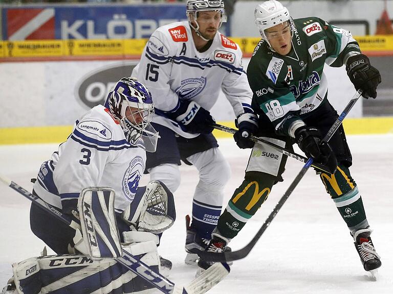 Seine zwei Profi-Stationen auf einem Bild: Leon Müller (rechts) spielt hier im Jahr 2018 für Bietigheim in der DEL 2, wechselte später zum SC Riessersee (weiße Trikots). Seine zwei Profi-Stationen auf einem Bild: Leon Müller (rechts) spielt hier im Jahr 2018 für Bietigheim in der DEL 2, wechselte später zum SC Riessersee (weiße Trikots).