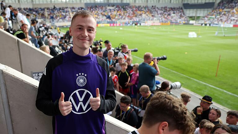 Marvin Wildhage       -  Youtuber Marvin Wildhage steht während des öffentlichen Trainings in Jena auf der Tribüne.