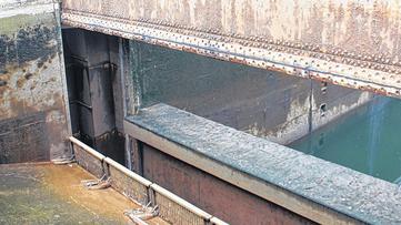 Reparaturen am ältesten Tor der Ottendorfer Schleuse - (mim) Während der zweiwöchigen Schifffahrtssperre auf dem Main lässt das Wasser- und Schifffahrtsamt (WSA) Schweinfurt das Oberhaupttor der Ottendorfer Schleuse reparieren. Im Vergleich zu den Vorjahren fällt die Instandhaltung in diesem Jahr unspektakulär aus. Im April 2013 waren die vier je 35 Tonnen schweren Flügeltore ausgetauscht worden. 2012 war die Schleusenkammer ebenfalls komplett trockengelegt worden. Die Tore waren überholt und neu eingehängt worden. Dieses Mal wird nur das Oberhaupttor repariert. Es ist das Tor, das Schiffe, die den Main von Bamberg kommend als erstes passieren, wenn sie in die Schleuse einfahren. Es ist seit Montag auf Reparaturstellung angehoben. Davor wurde im Wasser ein Notverschluss eingezogen, der das Schleusentor trockenlegt. „Vor allem die Dichtungen am Tor werden geprüft und notfalls ersetzt“, schildert Klaus Gehrlinger vom WSA. Das Oberhaupttor unterscheidet sich von den anderen Toren der Ottendorfer Schleuse. Es hebt und senkt sich, die anderen, zweiflügligen Tore schwenken zur Seite, um Wasser in die Kammern ein- oder ausströmen zu lassen. Das Oberhaupttor ist das einzige noch verbliebene Tor aus der Bauzeit der Schleuse. Es ist 52 Jahre alt. Bis zum Jahr 2018 muss es durchhalten, dann, so die WSA-Pläne, wird es ersetzt. Die 50 000 Euro teure Instandhaltung soll bis 9. April beendet sein. Ab 12. April, 12 Uhr, heißt es wieder „Freie Fahrt“ für die Schifffahrt auf dem Main. Mehr Bilder im Internet: www.bote-vom-hassgau.de Reparaturen am ältesten Tor der Ottendorfer Schleuse - (mim) Während der zweiwöchigen Schifffahrtssperre auf dem Main lässt das Wasser- und Schifffahrtsamt (WSA) Schweinfurt das Oberhaupttor der Ottendorfer Schleuse reparieren. Im Vergleich zu den Vorjahren fällt die Instandhaltung in diesem Jahr unspektakulär aus. Im April 2013 waren die vier je 35 Tonnen schweren Flügeltore ausgetauscht worden. 2012 war die Schleusenkammer ebenfalls komplett trockengelegt worden. Die Tore waren überholt und neu eingehängt worden. Dieses Mal wird nur das Oberhaupttor repariert. Es ist das Tor, das Schiffe, die den Main von Bamberg kommend als erstes passieren, wenn sie in die Schleuse einfahren. Es ist seit Montag auf Reparaturstellung angehoben. Davor wurde im Wasser ein Notverschluss eingezogen, der das Schleusentor trockenlegt. „Vor allem die Dichtungen am Tor werden geprüft und notfalls ersetzt“, schildert Klaus Gehrlinger vom WSA. Das Oberhaupttor unterscheidet sich von den anderen Toren der Ottendorfer Schleuse. Es hebt und senkt sich, die anderen, zweiflügligen Tore schwenken zur Seite, um Wasser in die Kammern ein- oder ausströmen zu lassen. Das Oberhaupttor ist das einzige noch verbliebene Tor aus der Bauzeit der Schleuse. Es ist 52 Jahre alt. Bis zum Jahr 2018 muss es durchhalten, dann, so die WSA-Pläne, wird es ersetzt. Die 50 000 Euro teure Instandhaltung soll bis 9. April beendet sein. Ab 12. April, 12 Uhr, heißt es wieder „Freie Fahrt“ für die Schifffahrt auf dem Main. Mehr Bilder im Internet: www.bote-vom-hassgau.de