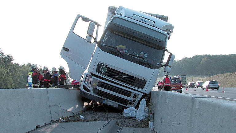 Auf dem Mittelstreifen verkeilte sich am Samstagmorgen (04.07.15) dieser Sattelzug auf der A3 bei Helmstadt (Kreis Würzburg). Der Fahrer blieb unverletzt, die Bergung gestaltete sich schwierig.